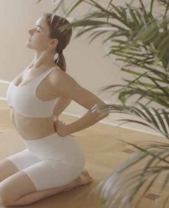 Frau in ruhiger Yogahaltung