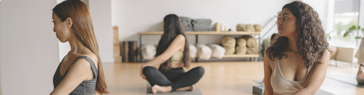 Frauen beim gemeinsamen Yoga im Studio